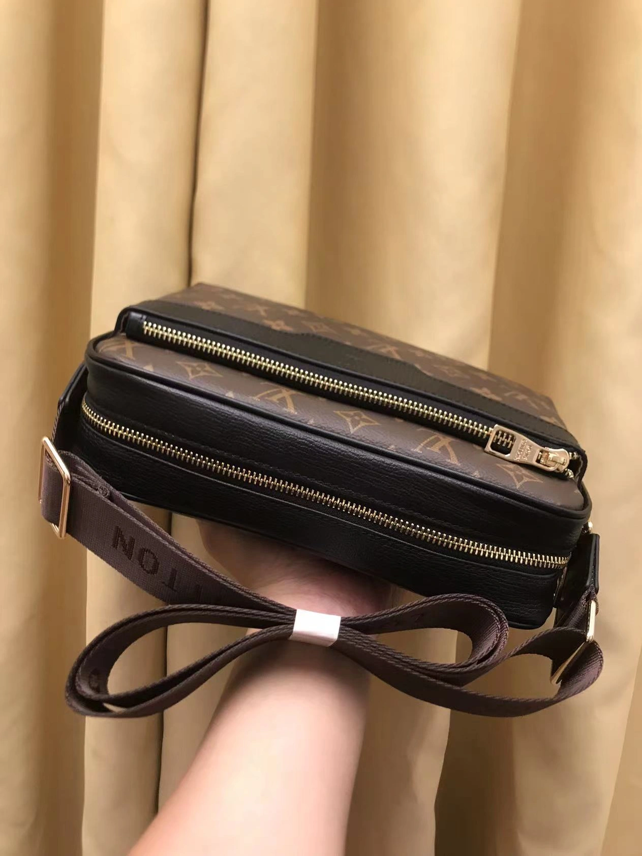 Louis Vuitton AAA Man Messenger Bags Fashionable 7212