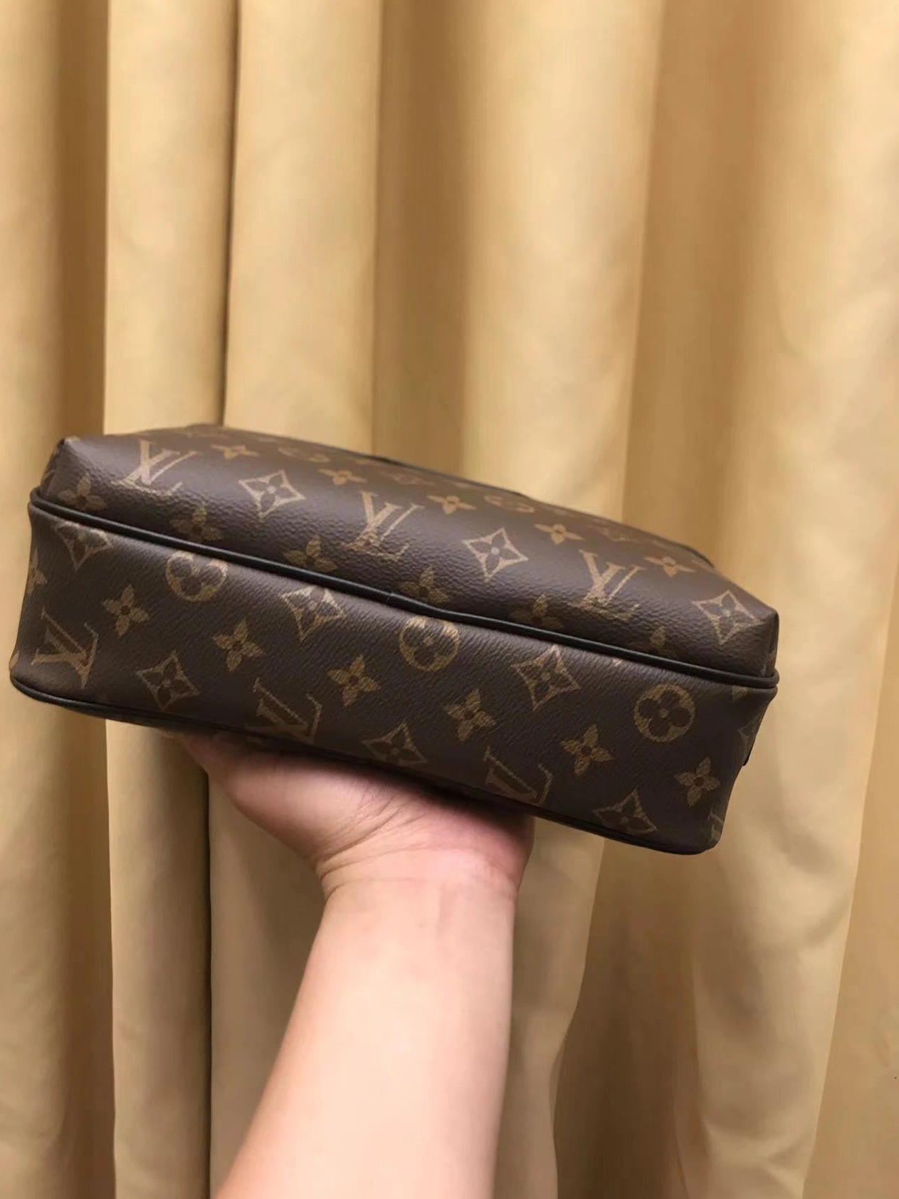 Louis Vuitton AAA Man Messenger Bags Fashionable 7212