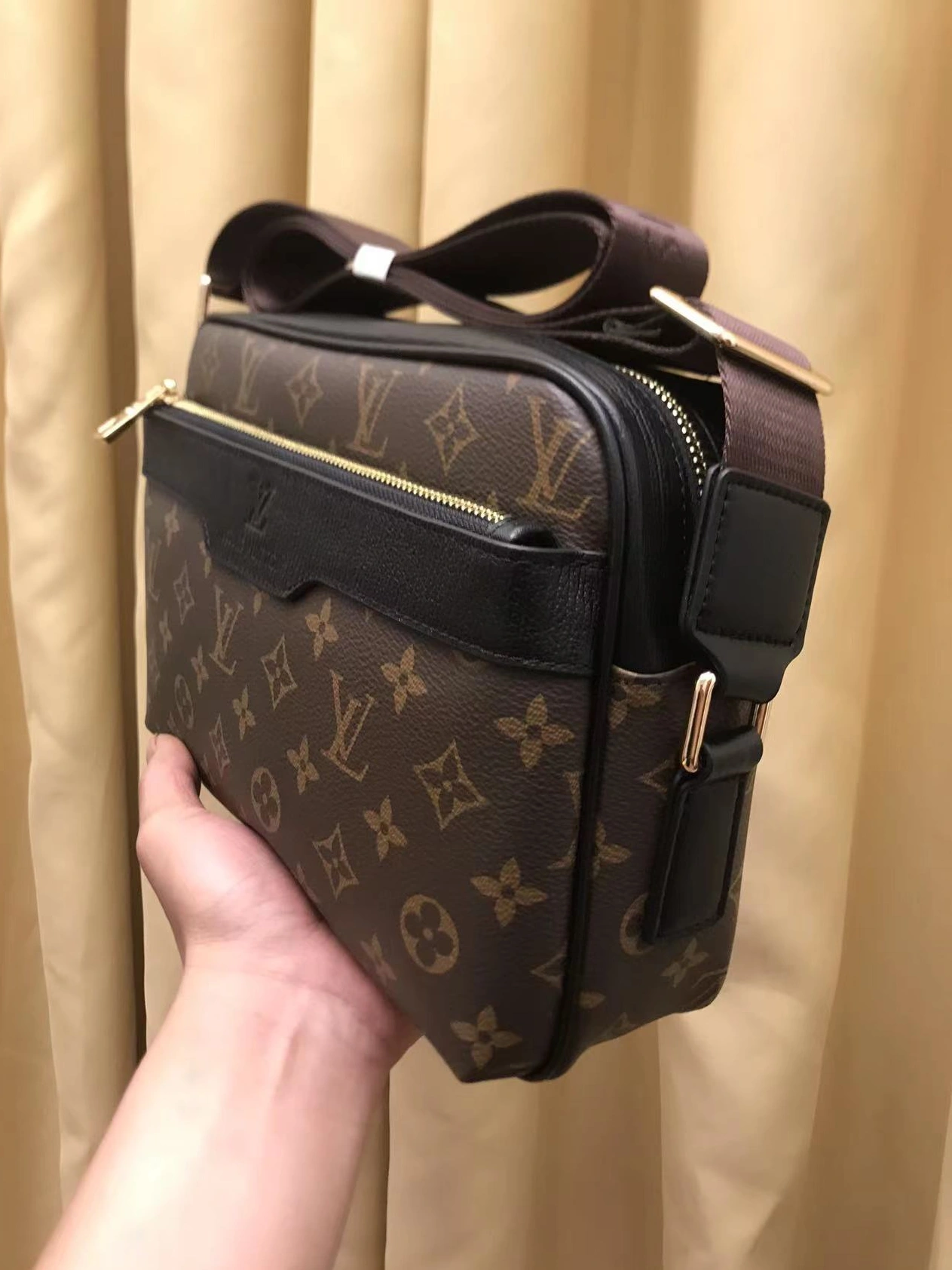 Louis Vuitton AAA Man Messenger Bags Fashionable 7212