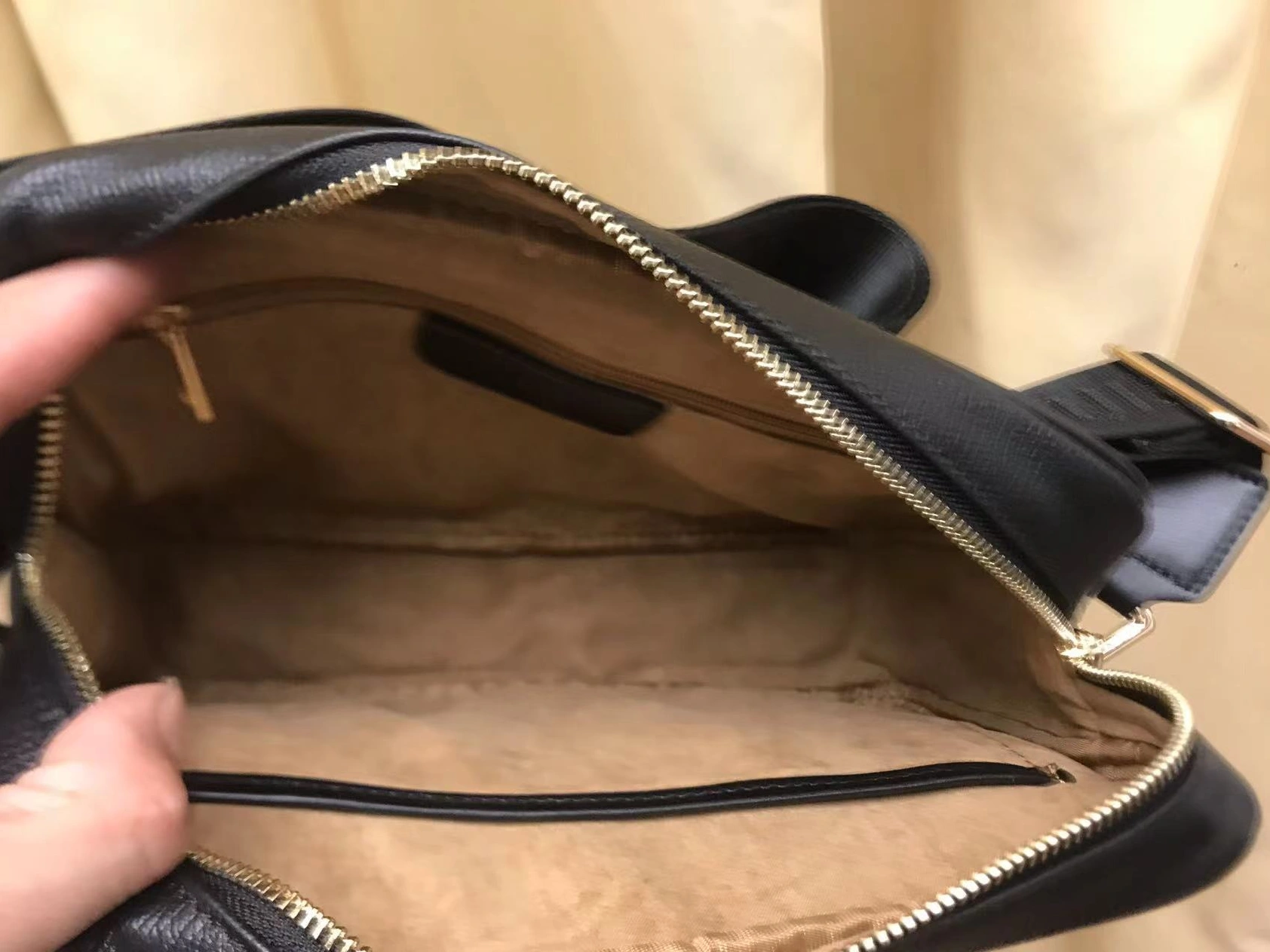 Louis Vuitton AAA Man Messenger Bags Fashionable 7212