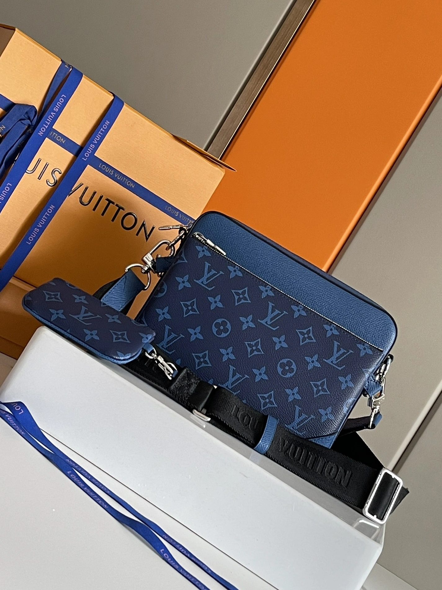 Louis Vuitton AAA Man Messenger Bags Flexible 4219