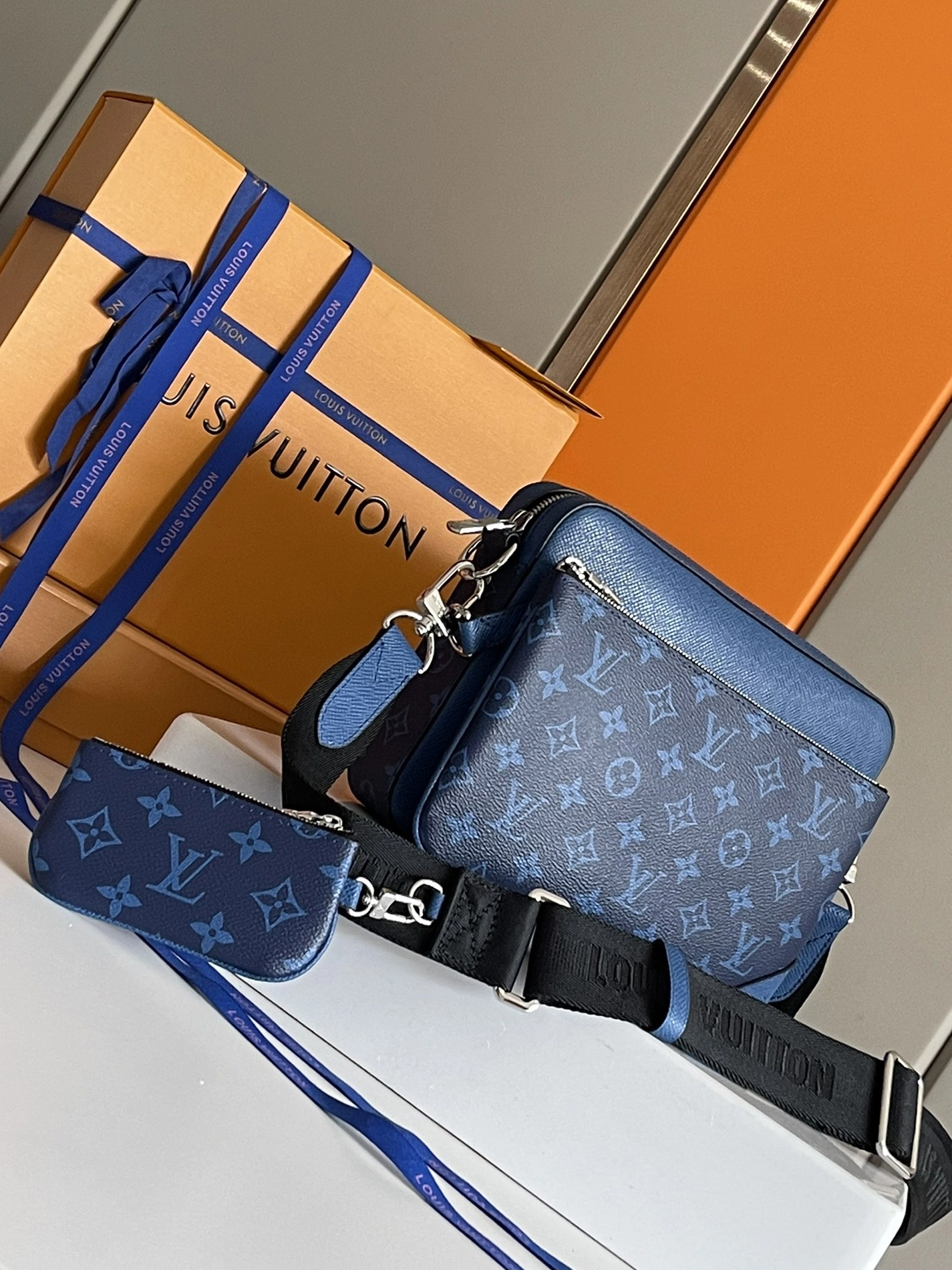 Louis Vuitton AAA Man Messenger Bags Flexible 4219