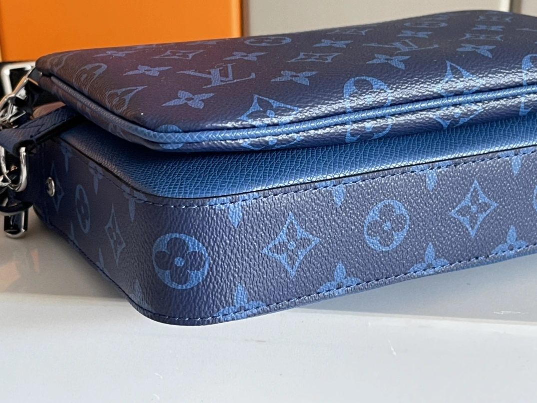 Louis Vuitton AAA Man Messenger Bags Flexible 4219
