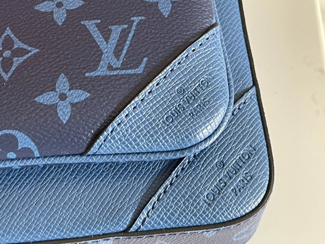 Louis Vuitton AAA Man Messenger Bags Flexible 4219