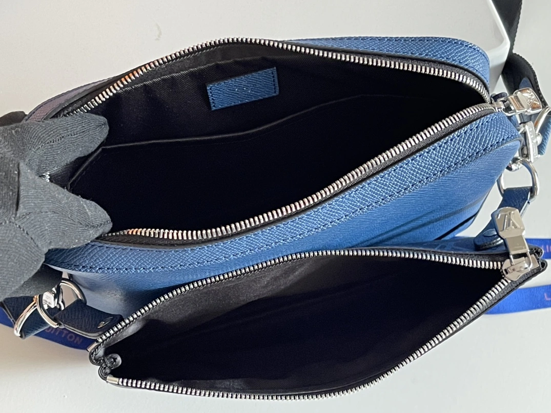 Louis Vuitton AAA Man Messenger Bags Flexible 4219