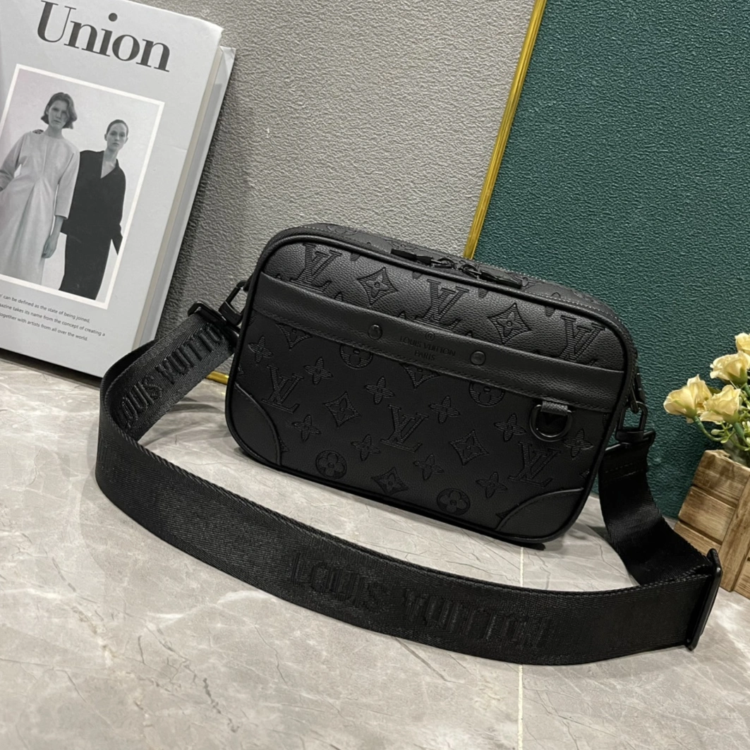 Louis Vuitton AAA Man Messenger Bags Flexible 4265