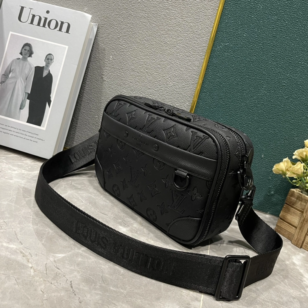 Louis Vuitton AAA Man Messenger Bags Flexible 4265