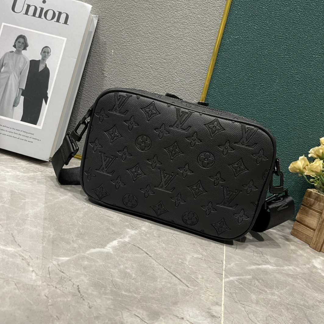Louis Vuitton AAA Man Messenger Bags Flexible 4265