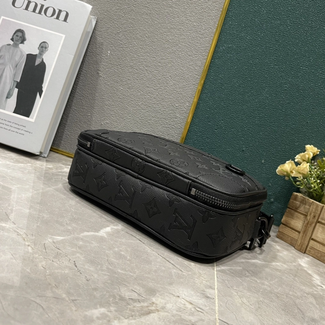 Louis Vuitton AAA Man Messenger Bags Flexible 4265