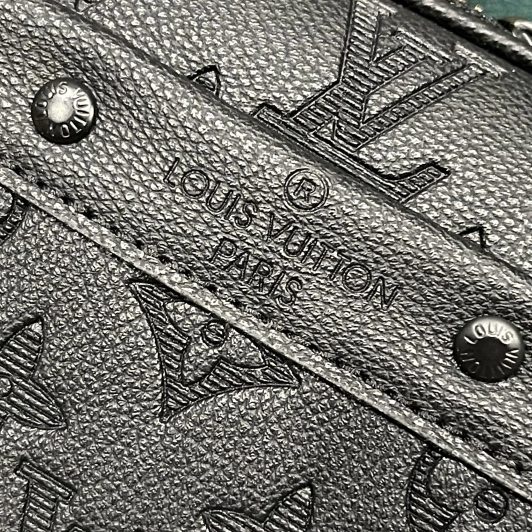 Louis Vuitton AAA Man Messenger Bags Flexible 4265