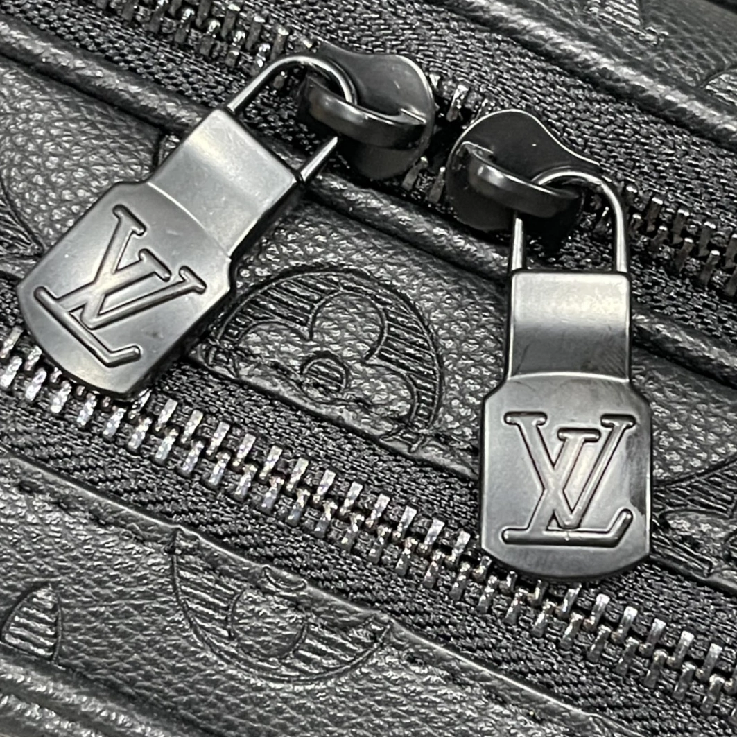 Louis Vuitton AAA Man Messenger Bags Flexible 4265