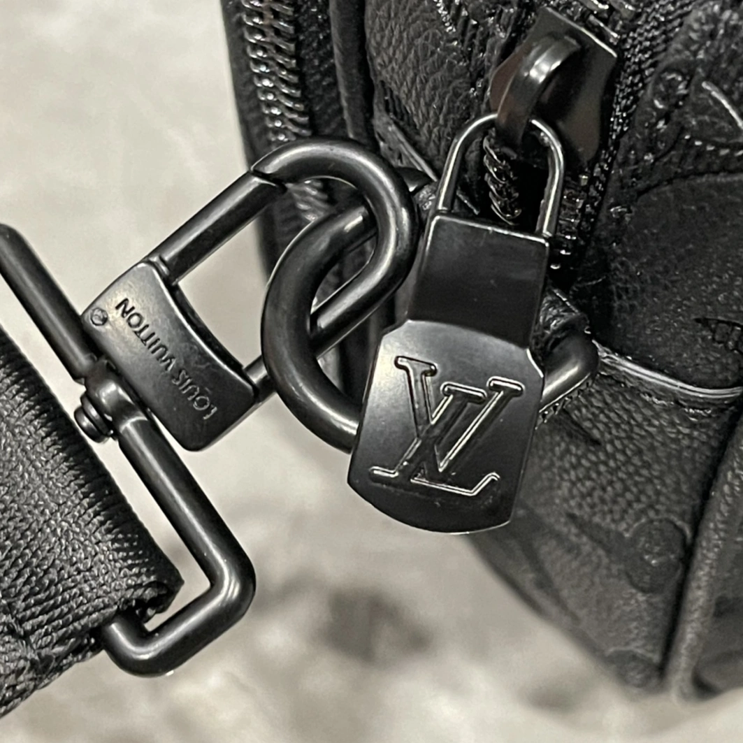 Louis Vuitton AAA Man Messenger Bags Flexible 4265
