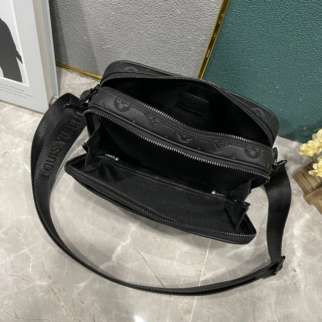 Louis Vuitton AAA Man Messenger Bags Flexible 4265