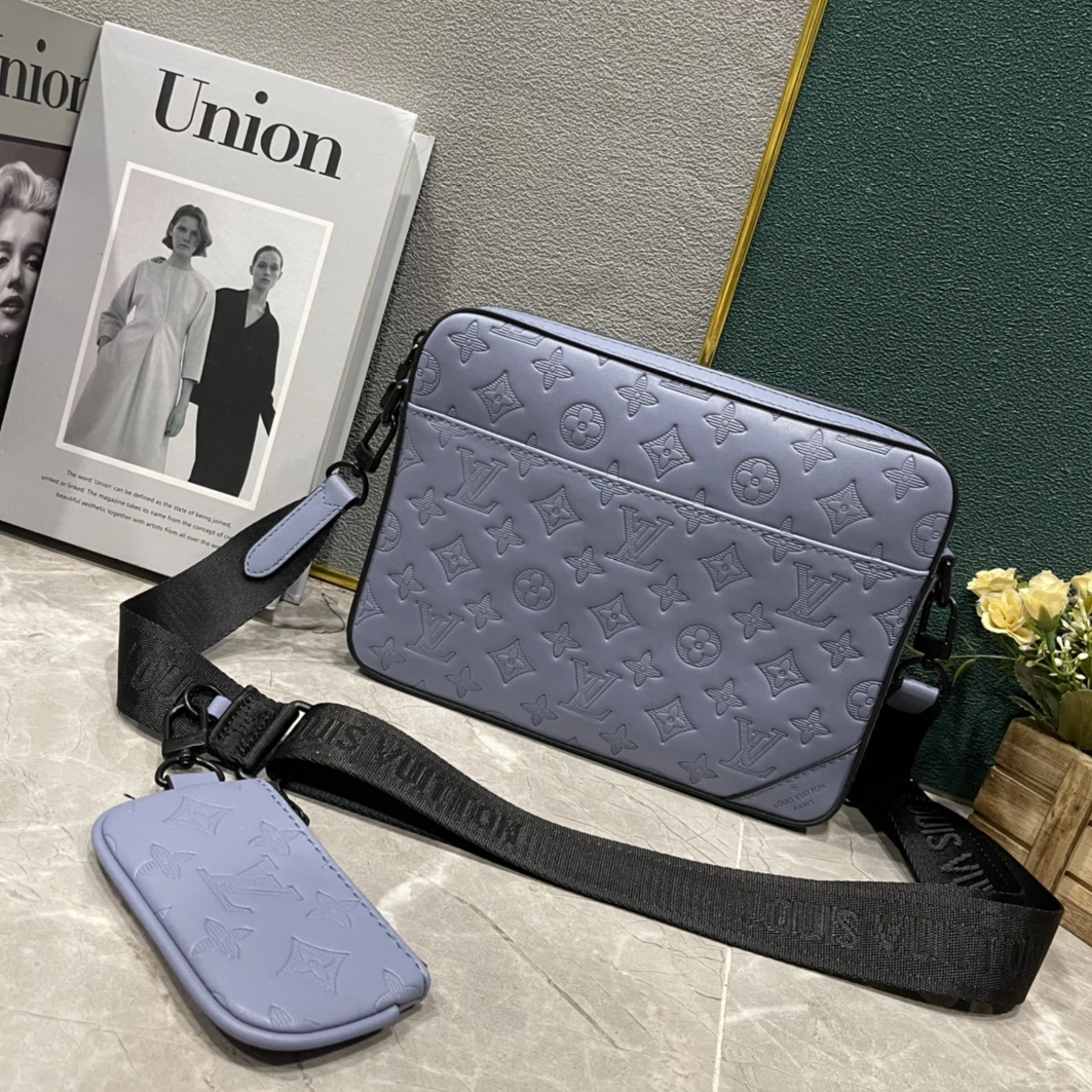 Louis Vuitton AAA Man Messenger Bags Flexible 5452