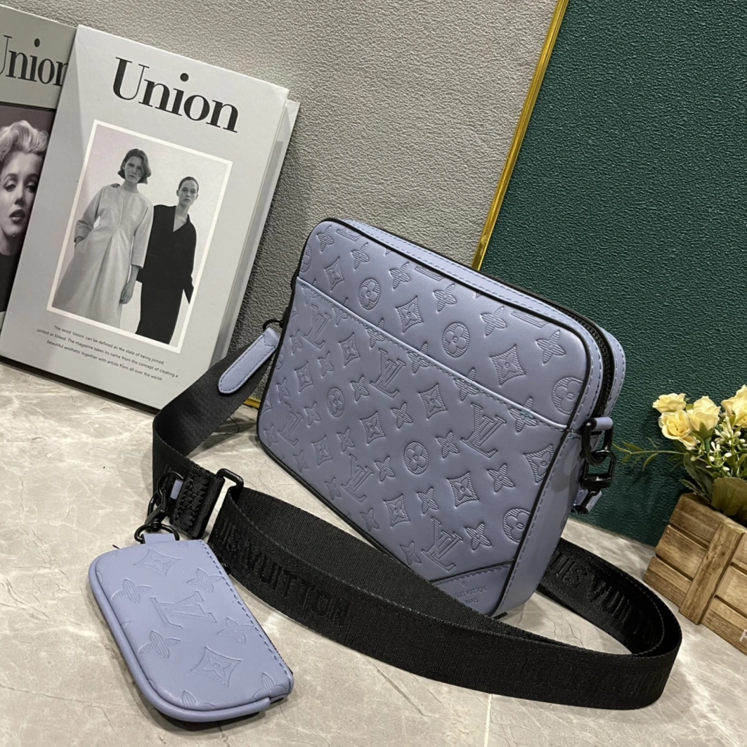 Louis Vuitton AAA Man Messenger Bags Flexible 5452