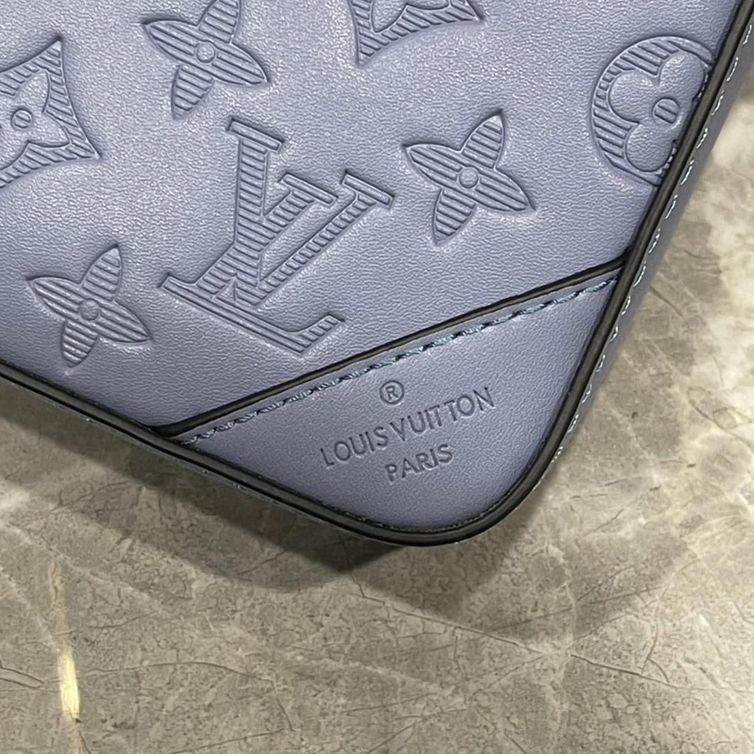 Louis Vuitton AAA Man Messenger Bags Flexible 5452