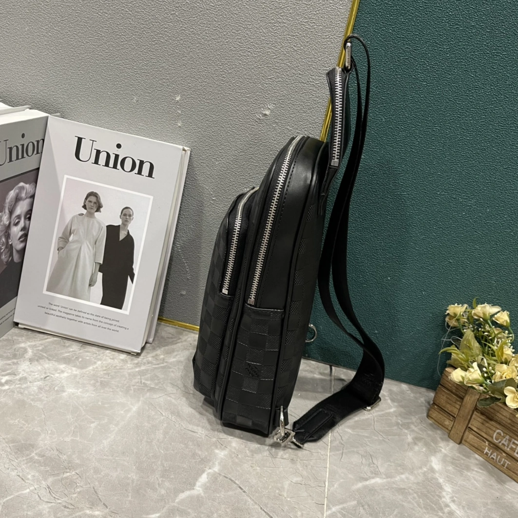 Louis Vuitton AAA Man Messenger Bags Functional 6787