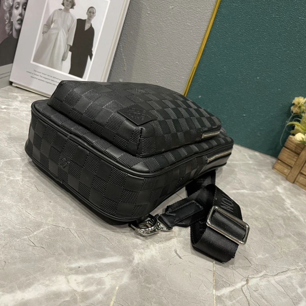 Louis Vuitton AAA Man Messenger Bags Functional 6787