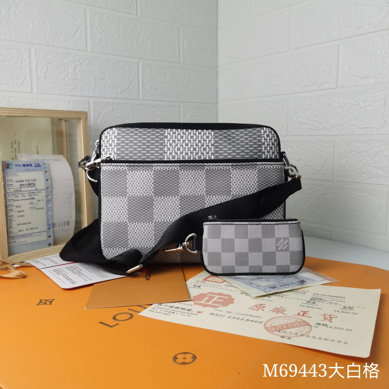 Louis Vuitton AAA Man Messenger Bags Functional 7785