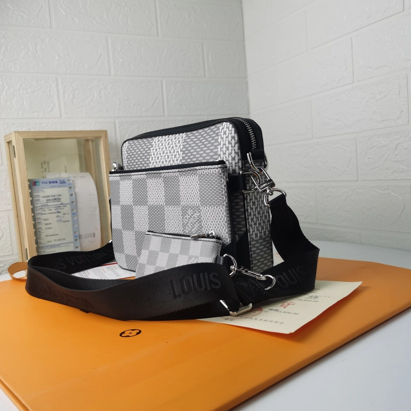 Louis Vuitton AAA Man Messenger Bags Functional 7785