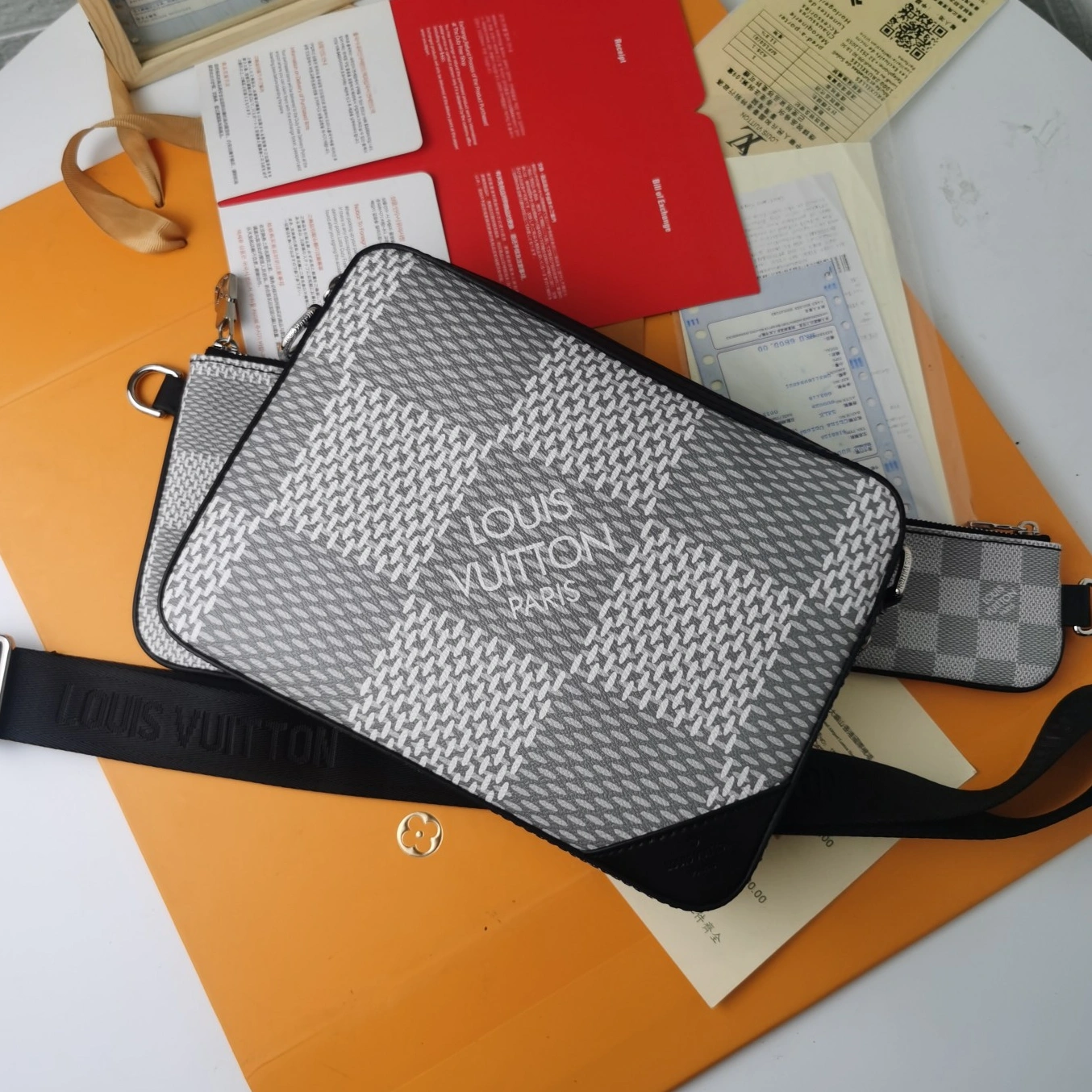 Louis Vuitton AAA Man Messenger Bags Functional 7785