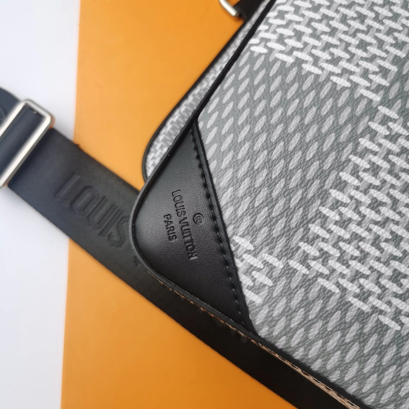 Louis Vuitton AAA Man Messenger Bags Functional 7785