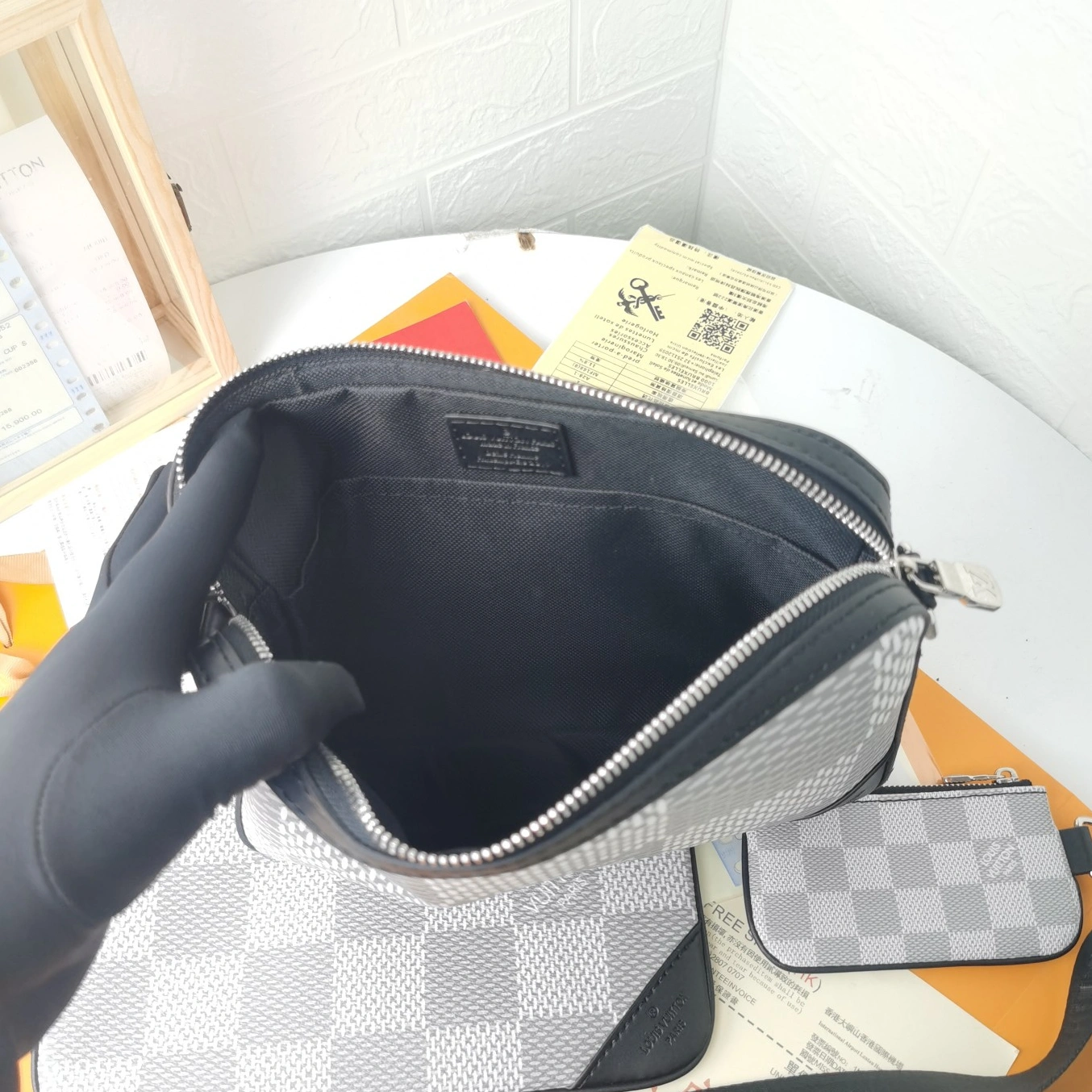 Louis Vuitton AAA Man Messenger Bags Functional 7785