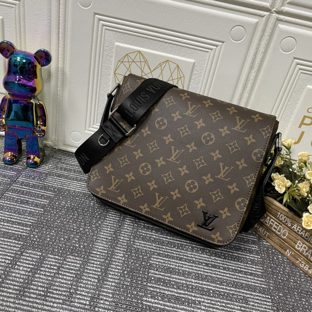 Louis Vuitton AAA Man Messenger Bags Functional 8118