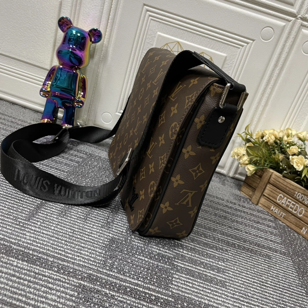 Louis Vuitton AAA Man Messenger Bags Functional 8118