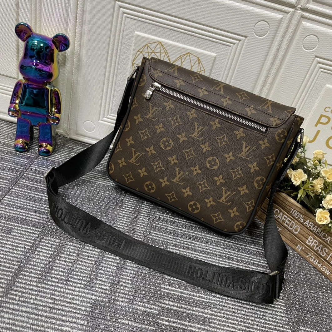 Louis Vuitton AAA Man Messenger Bags Functional 8118