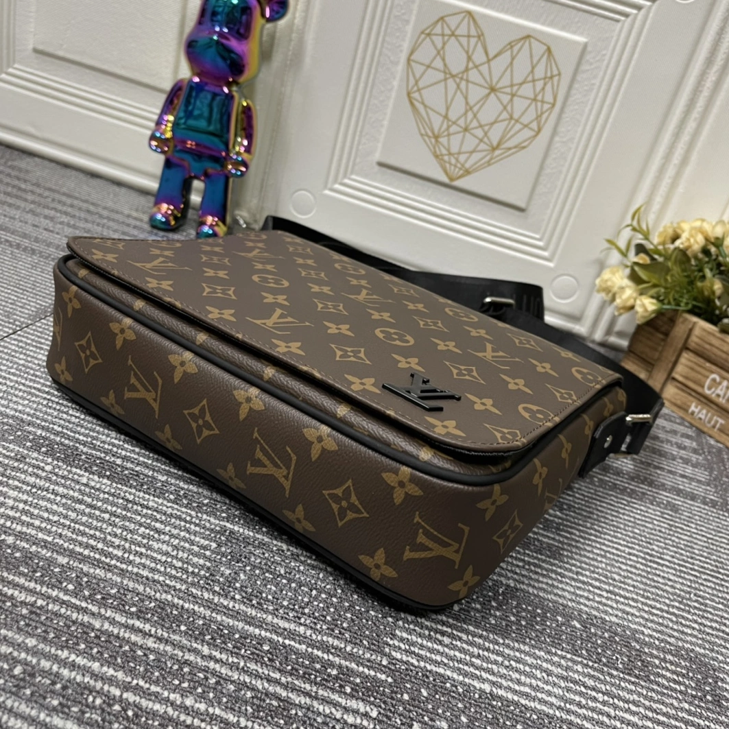 Louis Vuitton AAA Man Messenger Bags Functional 8118