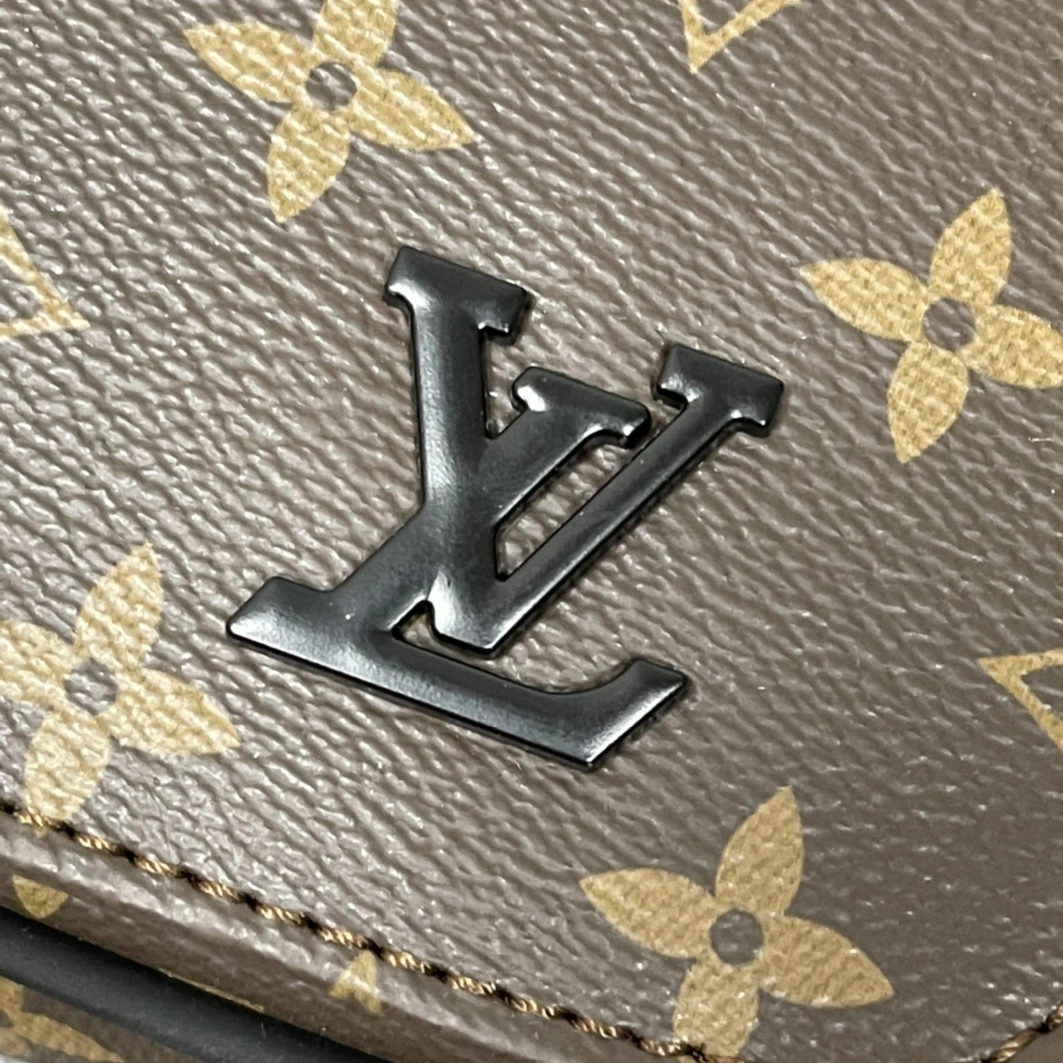 Louis Vuitton AAA Man Messenger Bags Functional 8118