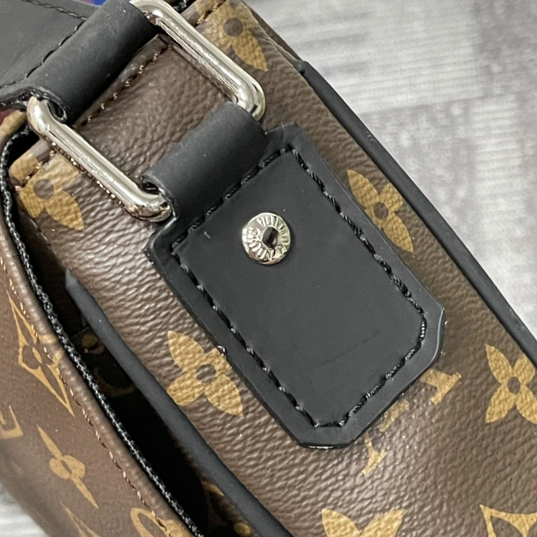 Louis Vuitton AAA Man Messenger Bags Functional 8118