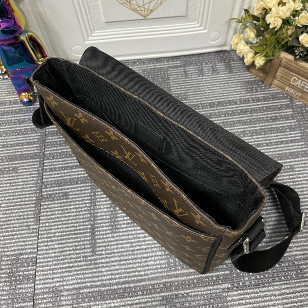 Louis Vuitton AAA Man Messenger Bags Functional 8118