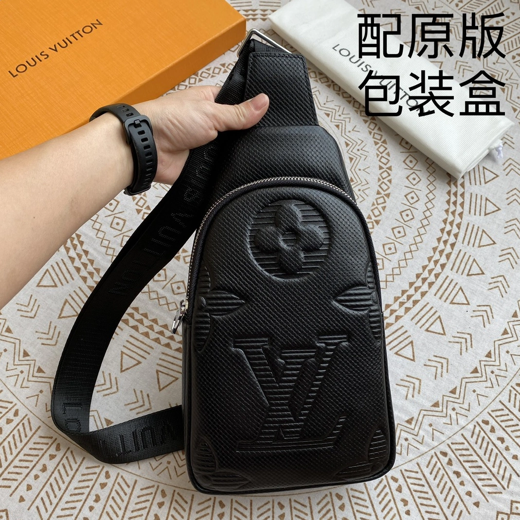 Louis Vuitton AAA Man Messenger Bags Functional 9574