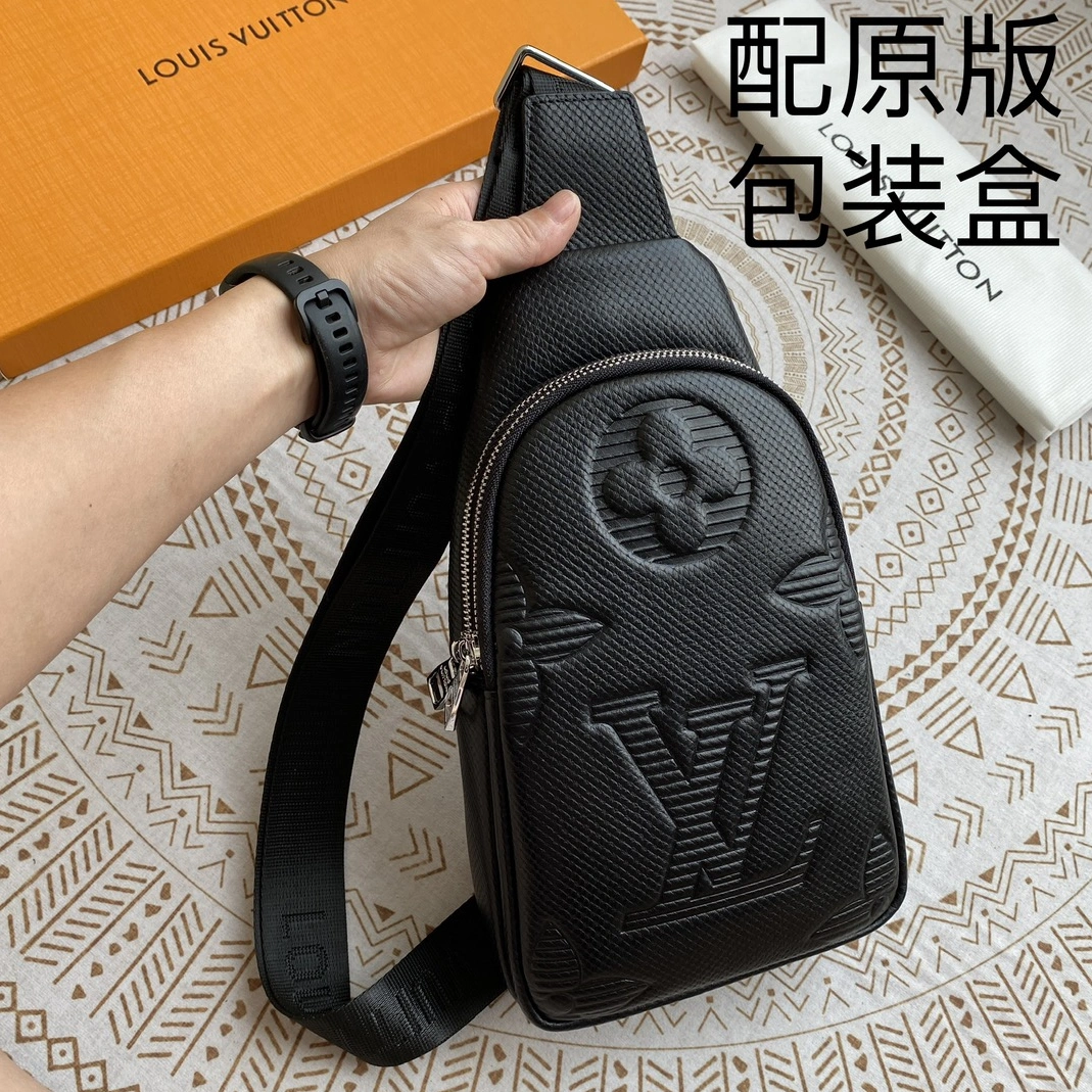 Louis Vuitton AAA Man Messenger Bags Functional 9574