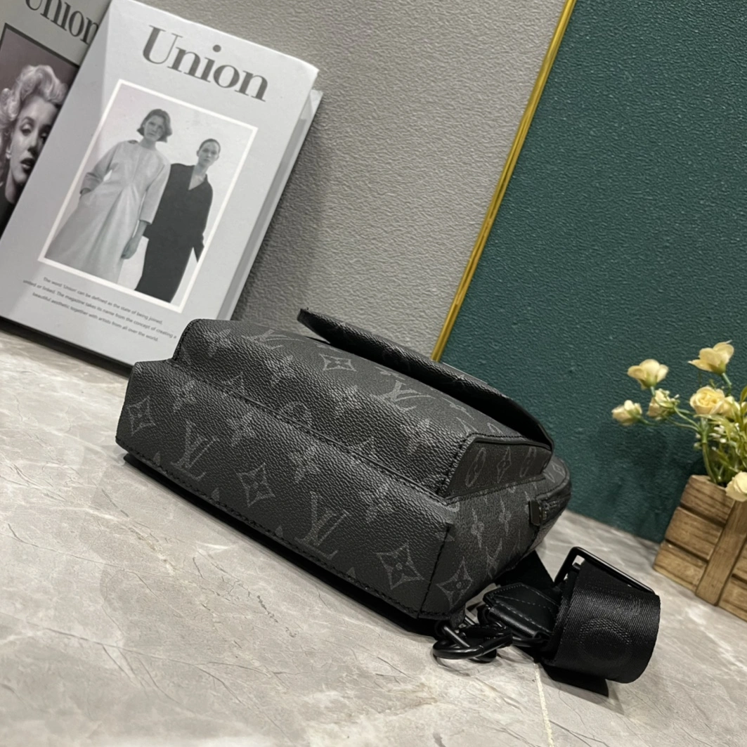 Louis Vuitton AAA Man Messenger Bags GoAnywhere 1570