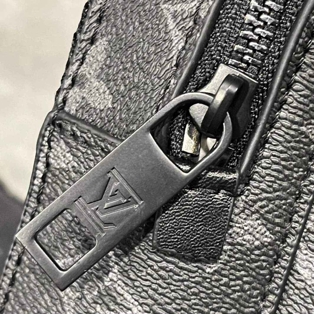 Louis Vuitton AAA Man Messenger Bags GoAnywhere 1570