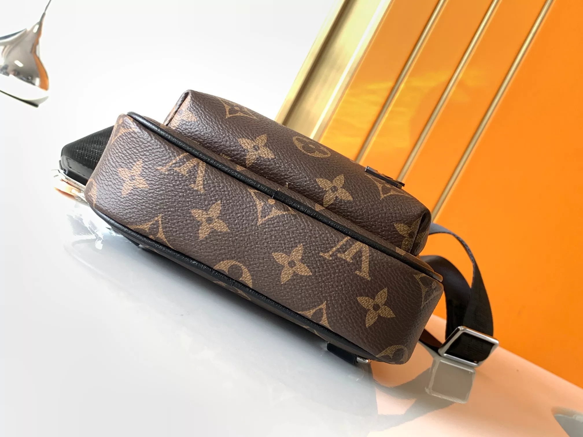 Louis Vuitton AAA Man Messenger Bags GoAnywhere 7687