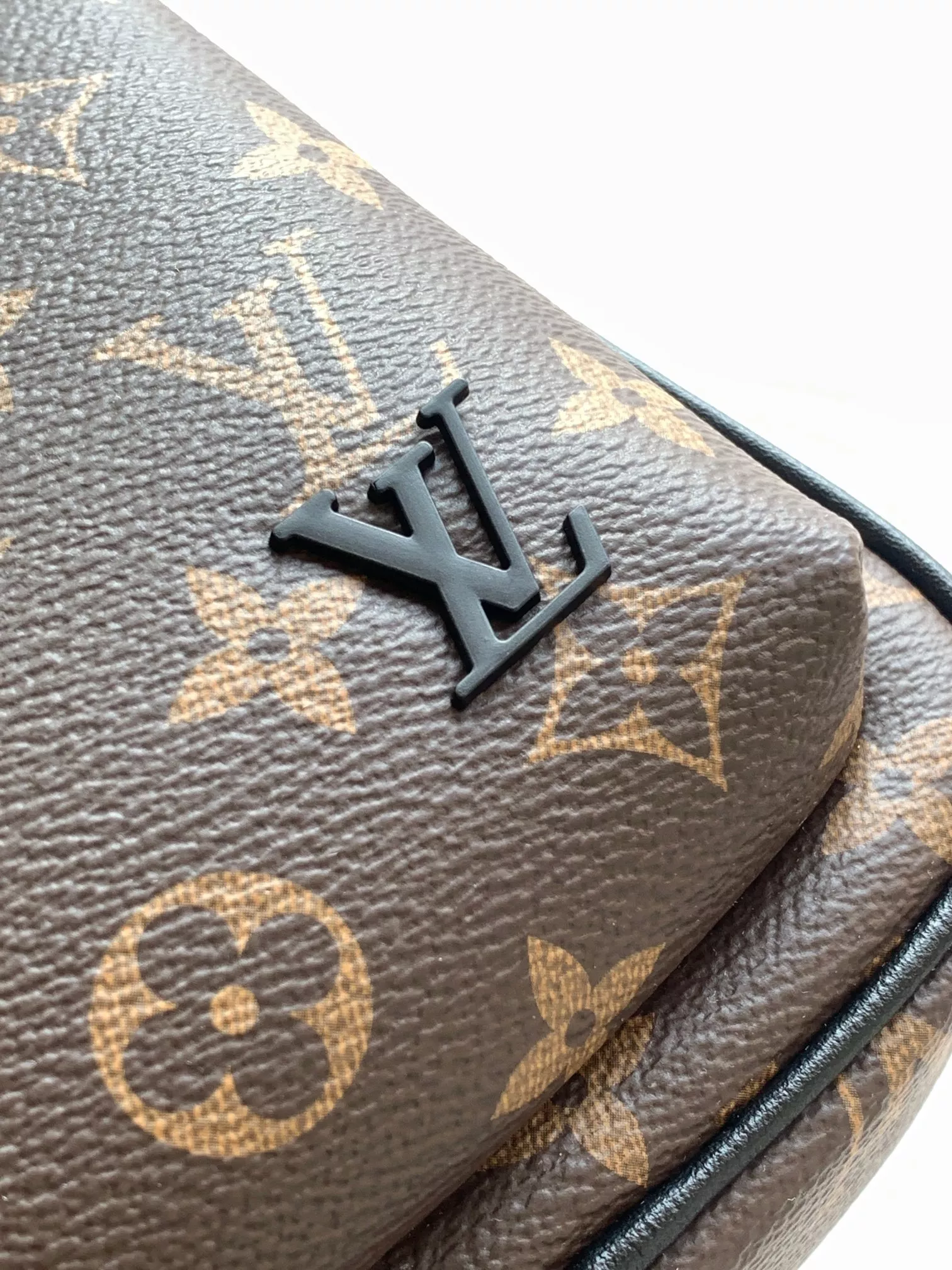 Louis Vuitton AAA Man Messenger Bags GoAnywhere 7687
