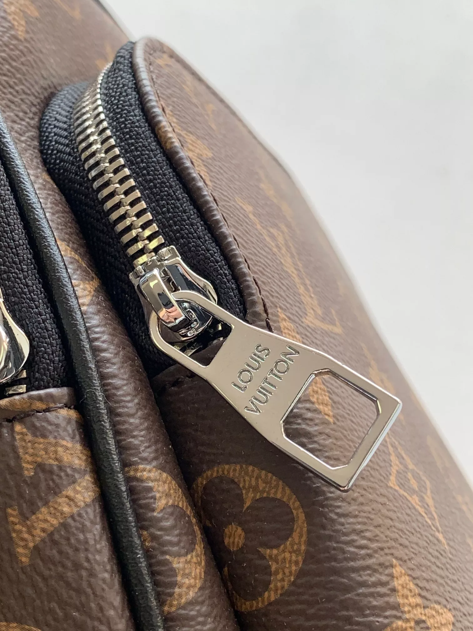 Louis Vuitton AAA Man Messenger Bags GoAnywhere 7687