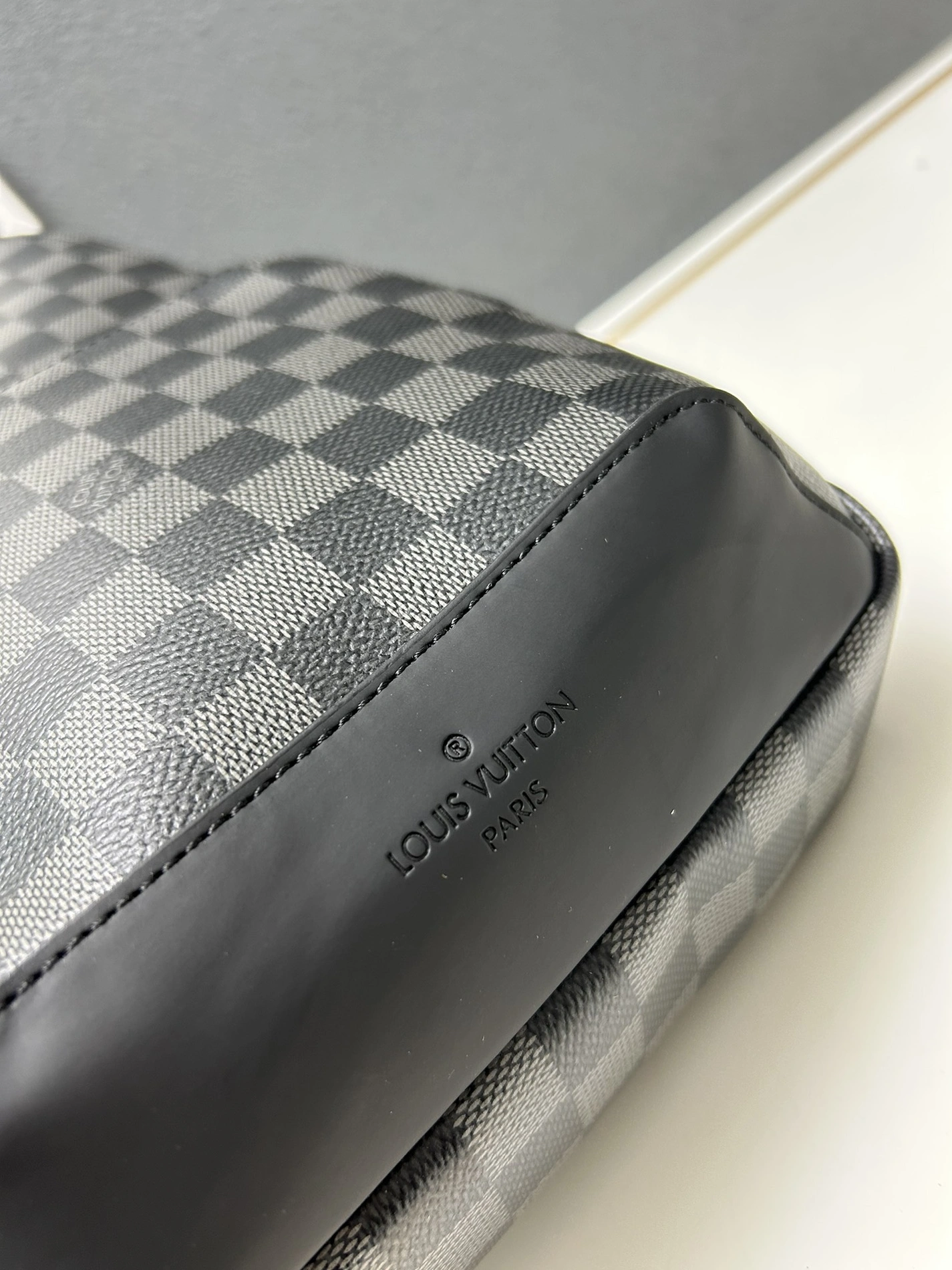 Louis Vuitton AAA Man Messenger Bags HighQuality 2782