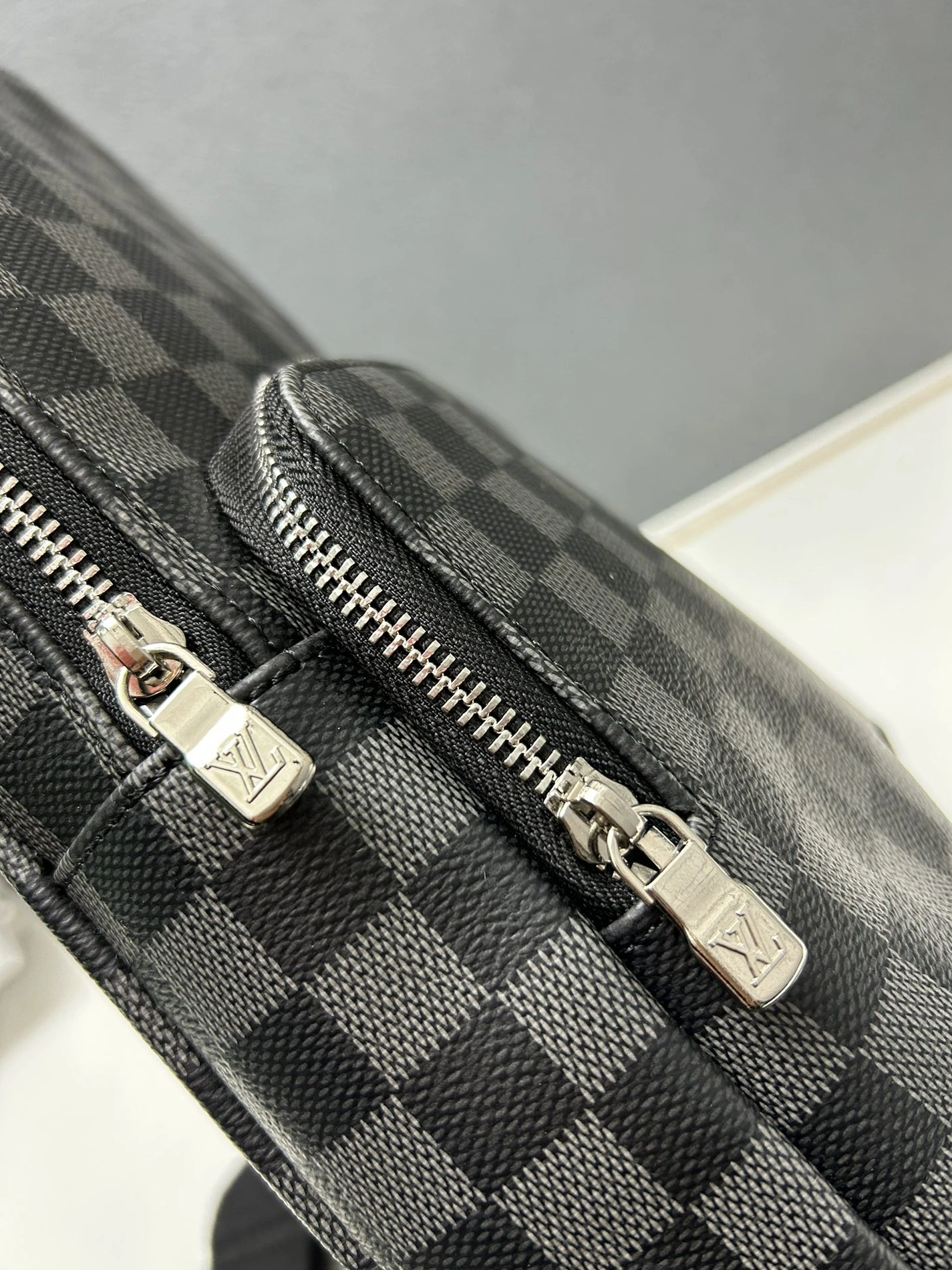 Louis Vuitton AAA Man Messenger Bags HighQuality 2782
