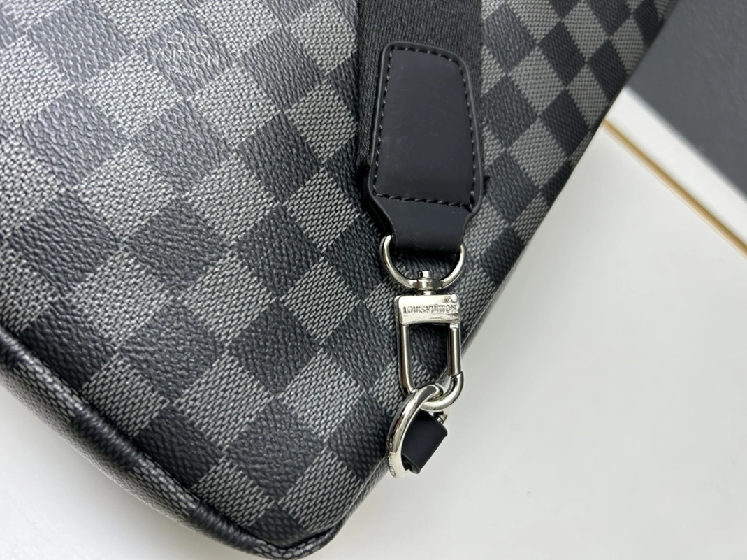 Louis Vuitton AAA Man Messenger Bags HighQuality 2782