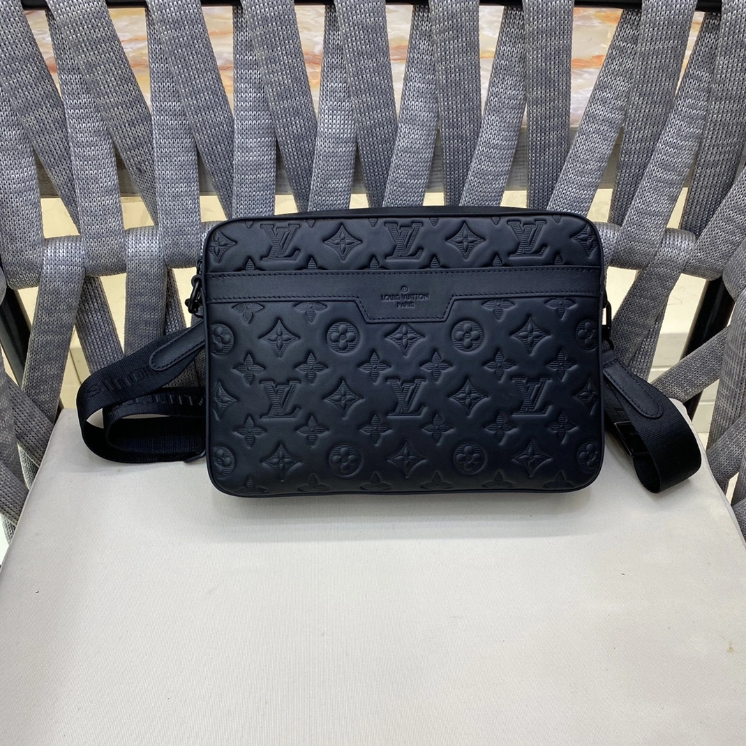 Louis Vuitton AAA Man Messenger Bags HighQuality 889