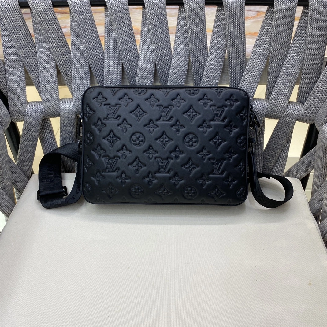Louis Vuitton AAA Man Messenger Bags HighQuality 889
