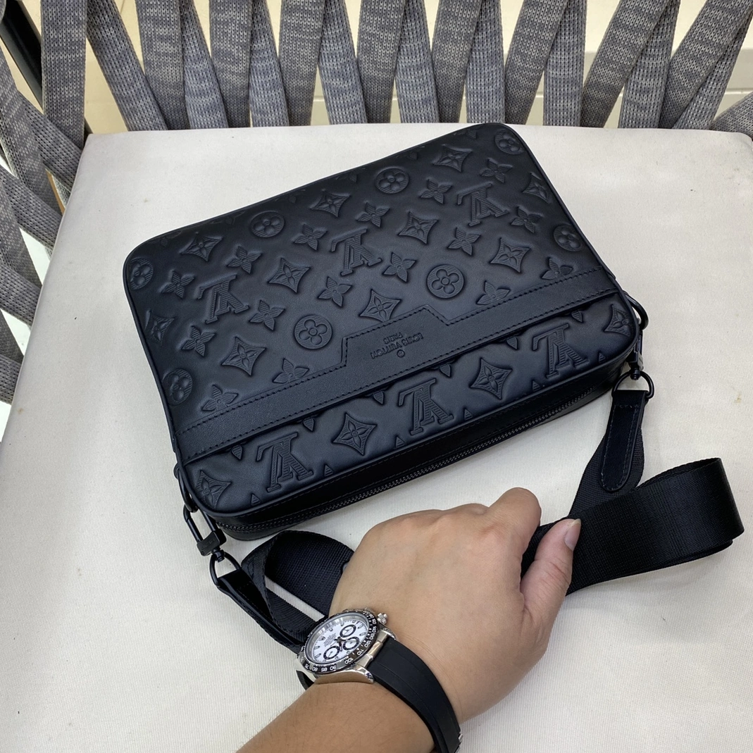 Louis Vuitton AAA Man Messenger Bags HighQuality 889