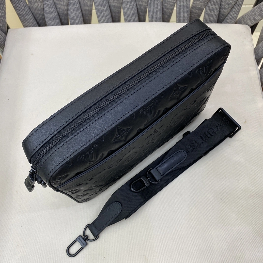 Louis Vuitton AAA Man Messenger Bags HighQuality 889