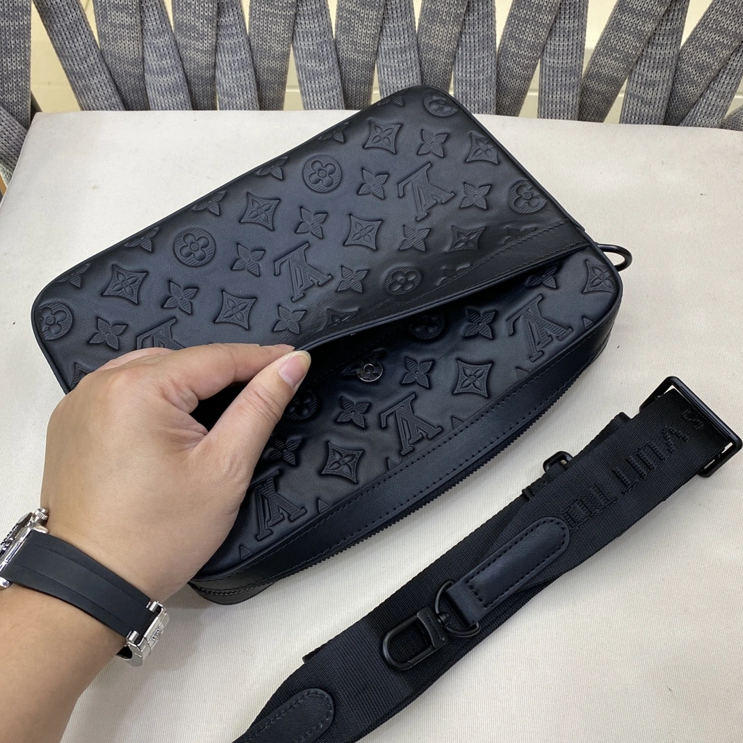 Louis Vuitton AAA Man Messenger Bags HighQuality 889