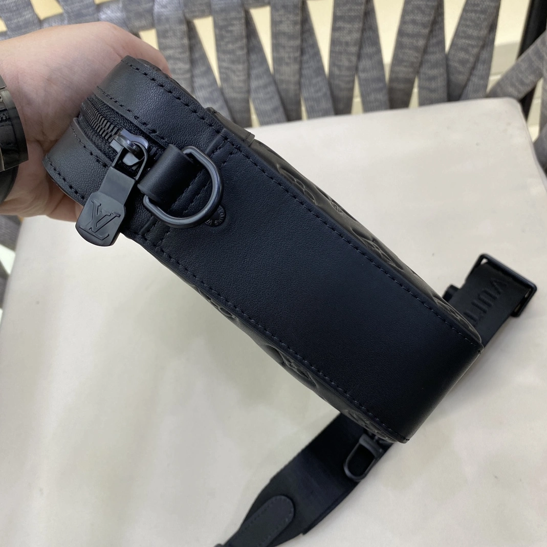 Louis Vuitton AAA Man Messenger Bags HighQuality 889